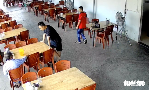 Nhà hàng nhận nhiều lời khen ngợi vì từ chối chi hoa hồng cho 'cò' dịch vụ- Ảnh 1. Nhà hàng H.N. nói chuyện với hai tài xế xe ôm đến đòi tiền hoa hồng vì dẫn khách tới ăn uống - Ảnh: Nhà hàng cung cấp