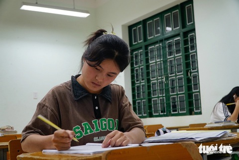 Sĩ tử vùng cao ôn thi tốt nghiệp THPT từ sáng tới đêm- Ảnh 2. Em Lù Thị Xó, người dân tộc Mông, lên lớp học buổi tối trước 30 phút để tranh thủ giải đề tiếng Anh. Xó ước mơ trở thành một cô giáo âm nhạc