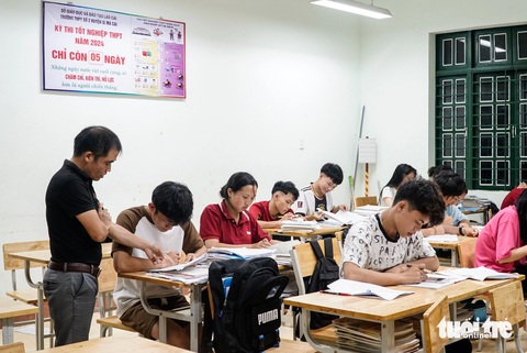 Sĩ tử vùng cao ôn thi tốt nghiệp THPT từ sáng tới đêm- Ảnh 3. Bảng đếm ngược được nhà trường treo cuối lớp: