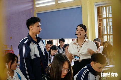 Sĩ tử vùng cao ôn thi tốt nghiệp THPT từ sáng tới đêm- Ảnh 12. Cô và trò Trường THPT số 1 Bắc Hà, thị trấn Bắc Hà, cũng đang chạy nước rút ôn luyện những ngày cuối. Sau thời gian học trên lớp, học sinh sẽ được giáo viên hỗ trợ ôn tập trong khu bán trú