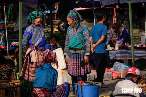 Phiên chợ cũng là nơi để bà con địa phương giao lưu văn hóa, hàn huyên sau một tuần xa chợ Phiên chợ cũng là nơi để bà con địa phương giao lưu văn hóa, hàn huyên sau một tuần xa chợ