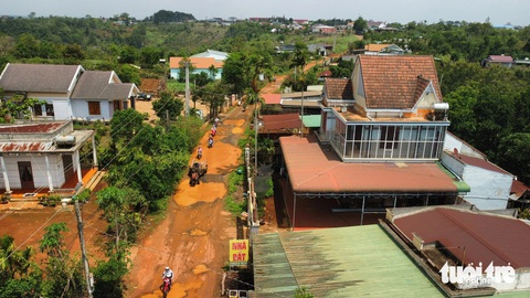 đường liên xã Đắk N'đrung – Nâm N'jang (Đắk Song, Đắk Nông) dài 6km, đã được phê duyệt đầu tư 20 tỉ đồng để nâng cấp nhưng phải tạm dừng do vướng quy hoạch bôxít. Đây chỉ là 1 trong hơn 1.000 dự án bị vướng quy hoạch tại Đắk Nông - Ảnh: L.P. Đường liên xã Đắk N'đrung - Nâm N'jang (Đắk Song, Đắk Nông) dài 6km, đã được phê duyệt đầu tư 20 tỉ đồng để nâng cấp, nhưng phải tạm dừng do vướng quy hoạch bô xít. Đây chỉ là 1 trong hơn 1.000 dự án bị vướng quy hoạch tại Đắk Nông - Ảnh: L.P.