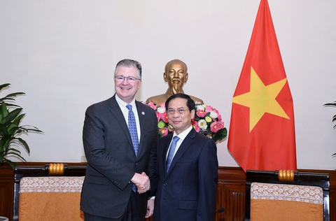 Việt Nam luôn coi Mỹ là đối tác có tầm quan trọng chiến lược- Ảnh 1. Bộ trưởng Ngoại giao Bùi Thanh Sơn tiếp Trợ lý Ngoại trưởng Mỹ Daniel Kritenbrink chiều 21-6 - Ảnh: Bộ Ngoại giao cung cấp