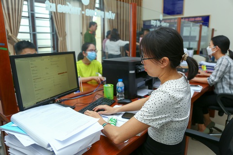 Cán bộ làm việc tại bộ phận một cửa là đối tượng dự kiến được tăng lương cơ sở 30% từ ngày 1-7 tới - Ảnh: HÀ QUÂN Cán bộ làm việc tại bộ phận một cửa là đối tượng dự kiến được tăng lương cơ sở 30% từ ngày 1-7 tới - Ảnh: HÀ QUÂN