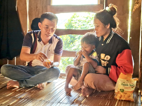 Anh Nguyễn Bình Nam lên tận nhà mẹ con Hồ Thị Dan để vận động đưa đi phẫu thuật đôi chân - Ảnh: B.D. Anh Nguyễn Bình Nam lên tận nhà mẹ con Hồ Thị Dan để vận động đưa đi phẫu thuật đôi chân - Ảnh: B.D.