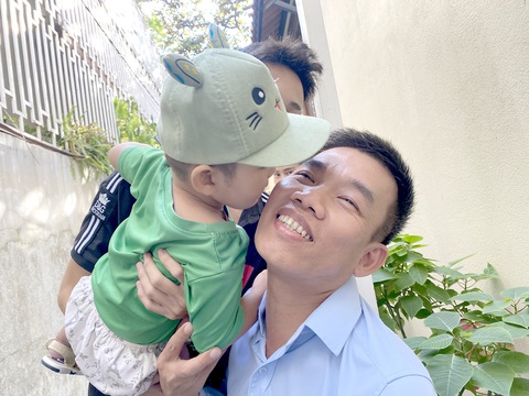 Anh Nam được một cậu bé do anh đưa đi phẫu thuật chân đòi “thơm má” - Ảnh: B.D. Anh Nam được một cậu bé do anh đưa đi phẫu thuật chân đòi “thơm má” - Ảnh: B.D.