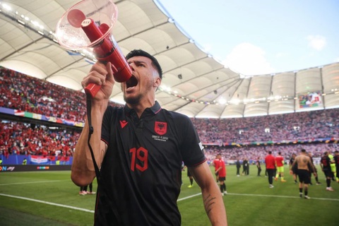 Tiền đạo Albania bị treo giò vì hành động gây thù địch tại Euro 2024- Ảnh 1. Tiền đạo Mirlind Daku bị UEFA treo giò 2 trận - Ảnh: PROFIMEDIA