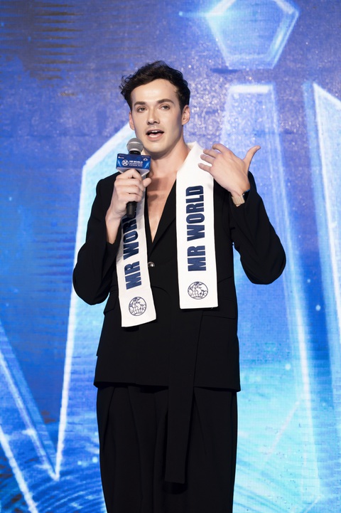 Ý Nhi chuẩn bị thi Miss World 2024, Việt Nam lần đầu có Mr World- Ảnh 4. Đương kim Mr World - Jack Heslewood tại buổi họp báo