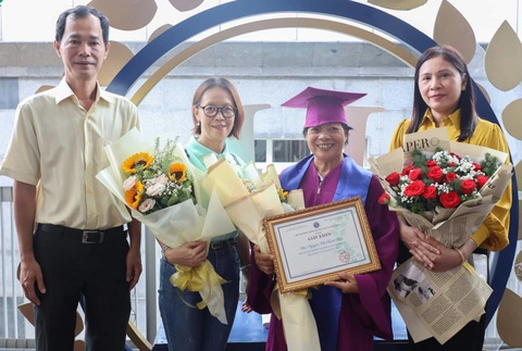 Bà Nguyễn Thị Bạch Vân (thứ hai từ phải sang) trong lễ tốt nghiệp, nhận bằng thạc sĩ luật - Ảnh: NVCC Bà Nguyễn Thị Bạch Vân (thứ hai từ phải sang) trong lễ tốt nghiệp, nhận bằng thạc sĩ luật - Ảnh: NVCC
