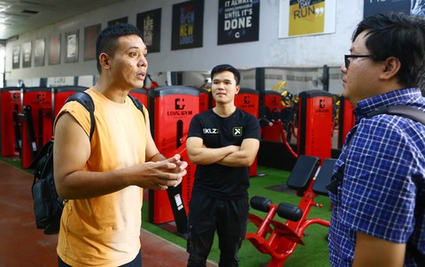 Sơn Tùng chia sẻ lại một cách cảm xúc với phóng viên về hành trình giảm cân cùng PT Hồng Quân - Ảnh: QUANG THỊNH Sơn Tùng (bìa trái) chia sẻ cảm xúc với phóng viên Tuổi Trẻ về hành trình giảm cân cùng PT Hồng Quân - Ảnh: QUANG THỊNH