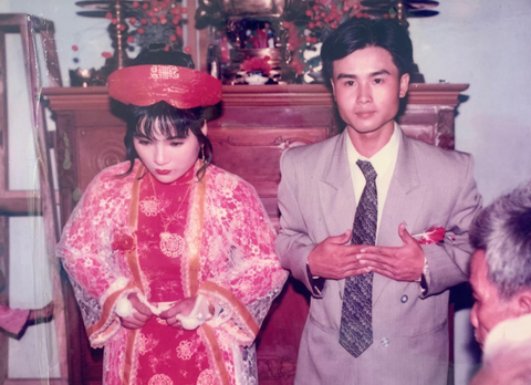 Bộ trang phục cưới được lấy nguyên mẫu từ trang phục năm xưa của cha mẹ cô dâu - Ảnh do nhân vật cung cấp Bộ trang phục cưới được lấy nguyên mẫu từ trang phục năm xưa của cha mẹ cô dâu - Ảnh do nhân vật cung cấp