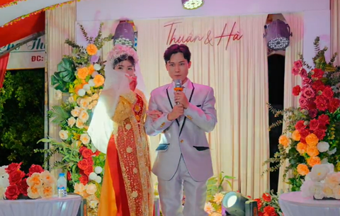 Chú rể hát tặng cô dâu trong đám cưới - Ảnh cắt từ clip Chú rể hát tặng cô dâu trong đám cưới - Ảnh cắt từ clip