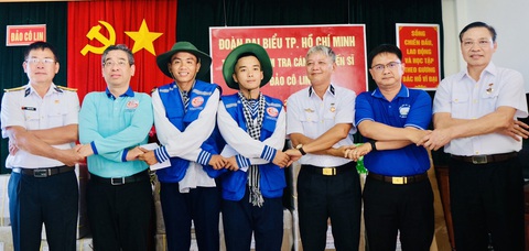 Phó bí thư Thành ủy TP.HCM Nguyễn Phước Lộc (thứ hai, từ trái qua) và Trưởng Ban Dân vận Thành ủy TP.HCM Nguyễn Mạnh Cường (thứ hai, từ phải qua) cùng nhân chứng tàu HQ-505 trao niềm tin đến thế hệ trẻ ở Cô Lin - Ảnh: HÀ THANH Phó bí thư Thành ủy TP.HCM Nguyễn Phước Lộc (thứ hai, từ trái qua) và Trưởng Ban Dân vận Thành ủy TP.HCM Nguyễn Mạnh Cường (thứ hai, từ phải qua) cùng nhân chứng tàu HQ-505 trao niềm tin đến thế hệ trẻ ở Cô Lin - Ảnh: HÀ THANH