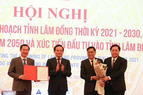 Lâm Đồng công bố quy hoạch, nhiều doanh nghiệp cam kết rót vốn đầu tư- Ảnh 1. Phó thủ tướng Trần Lưu Quang (thứ hai từ trái qua) trao quyết định của Thủ tướng Chính phủ về quy hoạch tỉnh Lâm Đồng đến năm 2030, tầm nhìn đến năm 2050 - Ảnh: M.V