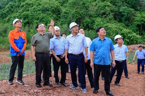 Thủ tướng: Ra nước ngoài, lục từng container để đưa thiết bị về làm đường dây 500kV- Ảnh 1. Thủ tướng đi thị sát đường dây 500kV tại Thanh Hóa và Nghệ An - Ảnh: VGP