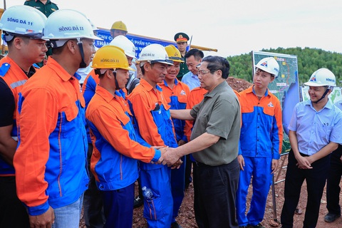 Phải khánh thành đường dây 500kV Quảng Trạch - Phố Nối trong tháng 7- Ảnh 1. Thủ tướng động viên cán bộ, công nhân lao động trên công trường trong chuyến thị sát ngày 23-6 - Ảnh: VGP
