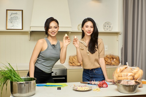 Bùi Quỳnh Hoa và Mai Ngô làm bánh mì tặng người vô gia cư- Ảnh 1. Hoa hậu Bùi Quỳnh Hoa và Mai Ngô trổ tài