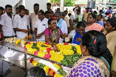 Thân nhân người mất vì ngộ độc rượu ở xã Kallakurichi, bang Tamil Nadu, Ấn Độ - Ảnh: AFP Thân nhân người mất vì ngộ độc rượu ở xã Kallakurichi, bang Tamil Nadu, Ấn Độ - Ảnh: AFP