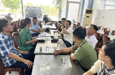 Quảng Ninh: Phạt 6,5 triệu đồng nhà hàng đuổi khách, yêu cầu gọi điện xin lỗi- Ảnh 3. Đoàn liên ngành của TP Hạ Long, tỉnh Quảng Ninh làm việc với nhà hàng Minh Phi 1 sau vụ việc ứng xử thiếu văn hóa với khách du lịch - Ảnh: HỒNG PHƯƠNG