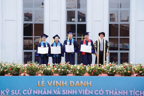 Trường đại học Giao thông vận tải TP.HCM tổ chức lễ vinh danh năm 2024- Ảnh 3. Trao bằng cử nhân cho các ngành