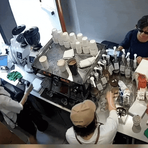Nhân viên hất thẳng bột cà phê vào mặt khách hàng- Ảnh 1. Hành động gây tranh cãi của nữ nhân viên đối với khách hàng.