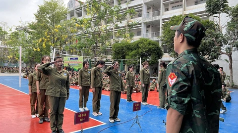 Đã tốt nghiệp đại học, sao trường bắt học lại giáo dục quốc phòng?- Ảnh 1. Sinh viên Trường đại học Tài chính - Marketing tham gia hội thao giáo dục quốc phòng và an ninh - Ảnh UFM