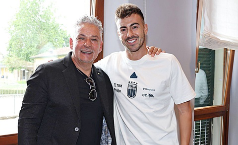 Roberto Baggio (trái) gặp gỡ các cầu thủ Ý trước thềm Euro 2024 - Ảnh: Getty Roberto Baggio (trái) gặp gỡ các cầu thủ Ý trước thềm Euro 2024 - Ảnh: Getty