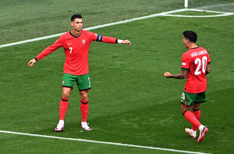 Trận đấu gián đoạn 4 lần vì cổ động viên lao vào sân tiếp cận Ronaldo- Ảnh 1. Ronaldo đi vào lịch sử Euro với số lần kiến tạo thành bàn nhiều nhất - 8 lần - Ảnh: REUTERS