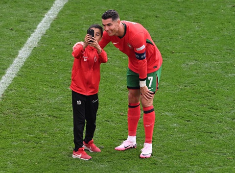 Cầu thủ nhí được chúc mừng vì 'xé rào' thành công để chụp ảnh cùng Ronaldo- Ảnh 1. Cậu bé 10 tuổi Berat đã thành công tiếp cận Ronaldo để chụp ảnh - Ảnh: Reuters
