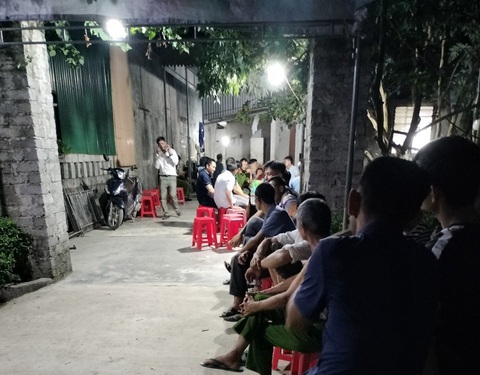 Sạt lở đất trên dự án cao tốc Bắc - Nam, một người chết, một người bị thương- Ảnh 1. Đông đảo người dân đến chia buồn với gia đình người gặp nạn - Ảnh: H.A.