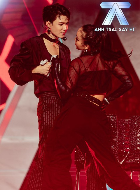 Song Luân quẩy cực sung, đưa 'No far no star' lên top 1- Ảnh 7. Tiết mục 10/10 đã mang đến những phần trình diễn nóng bỏng, độc đáo. Từ những động tác xoay ghế, nhảy trên ghế đến màn đạp ghế