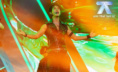 Song Luân quẩy cực sung, đưa 'No far no star' lên top 1- Ảnh 5. Mỗi anh trai đều có phần hát, rap riêng nhưng khi đứng trong đội hình thì thần thái, âm nhạc, vũ đạo, cách biểu diễn của họ đều có sự phối hợp nhịp nhàng ăn ý, tạo thành đội hình một nhóm nhạc “đốn tim” fan.