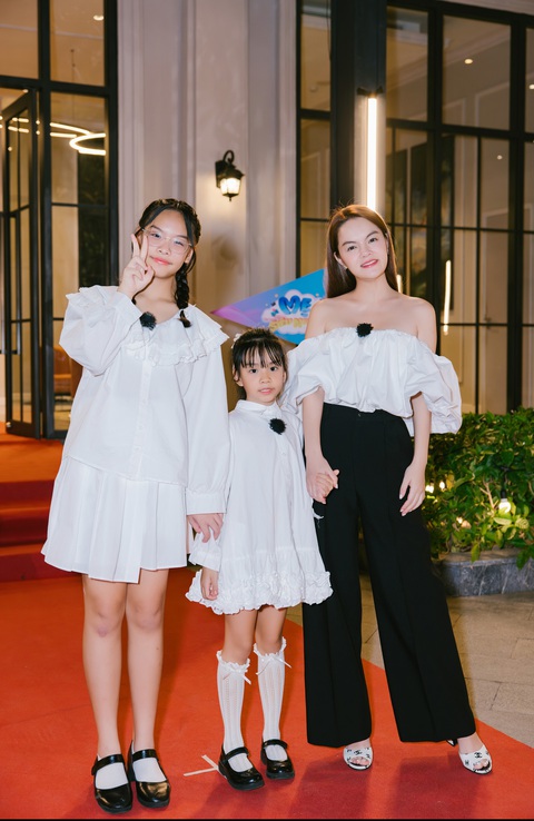 'Mẹ siêu nhân' mở tiệc, khép lại hành trình nhiều cảm xúc- Ảnh 1. Ca sĩ Phạm Quỳnh Anh và hai con