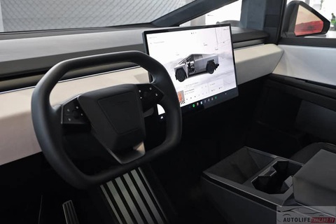 Tesla Cybertruck chính thức cập bến Đông Nam Á, chờ ngày về Việt Nam- Ảnh 3. Nội thất xe Tesla trước giờ chưa bao giờ được đánh giá cao vì quá đơn giản và không có các cơ chế điều khiển vật lý tiện lợi - Ảnh: Autolifethailand