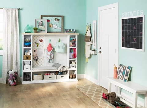 10 ý tưởng cho tiền sảnh nhỏ thêm tiện ích và phong cách- Ảnh 11. Chiếc bảng treo gần cửa ra vào ghi chú và cập nhật lịch trình của mọi người - Ảnh: BHG