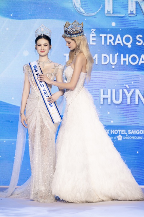 Đương kim Hoa hậu Thế giới - Jack Heslewood trao sash cho hoa hậu Ý Nhi. Đương kim Hoa hậu Thế giới Krystyna Pyszková trao sash cho hoa hậu Ý Nhi.