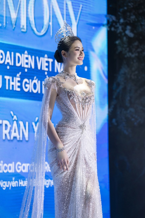 Ý Nhi chuẩn bị thi Miss World 2024, Việt Nam lần đầu có Mr World- Ảnh 2. Hoa hậu Ý Nhi rạng rỡ ngày nhận sash