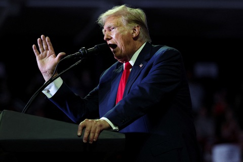 Ông Trump hứa giải quyết xung đột Nga - Ukraine trong 2 tháng nếu đắc cử- Ảnh 1. Ông Trump tại cuộc vận động tranh cử ở Philadelphia ngày 22-6 - Ảnh: REUTERS
