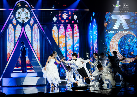 Song Luân quẩy cực sung, đưa 'No far no star' lên top 1- Ảnh 1. Một tiết mục vui nhộn trong tập 2 Anh trai “Say Hi”