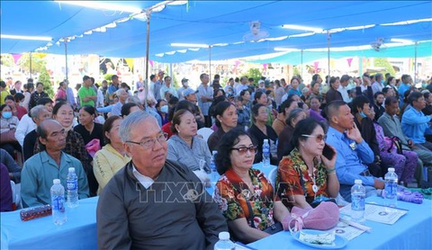 Đông đảo bà con Phật giáo Hoà Hảo tham dự lễ kỷ niệm. Ảnh: Công Mạo-TTXVN Đông đảo bà con Phật giáo Hòa Hảo tham dự lễ kỷ niệm - Ảnh: TTXVN