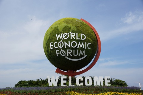 Mô hình địa cầu với thông điệp chào mừng đến WEF Đại Liên 2024 tại địa điểm chính của hội nghị - Ảnh: TÂN HOA XÃ Mô hình địa cầu với thông điệp chào mừng đến WEF Đại Liên 2024 tại địa điểm chính của hội nghị - Ảnh: TÂN HOA XÃ