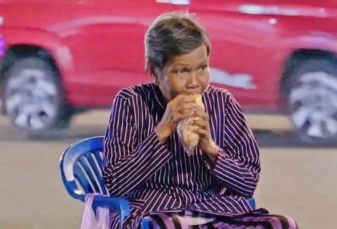 Người dân ăn bánh mì xá xíu một cách ngon lành - Ảnh chụp màn hình Người dân ăn bánh mì xá xíu một cách ngon lành - Ảnh chụp màn hình