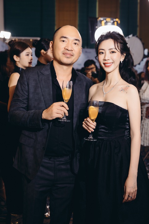 Tiến Luật nói gì khi 'hát chưa tốt' mà vẫn thi 'Anh trai vượt ngàn chông gai'- Ảnh 2. Thu Trang xuất hiện với tóc dài xoăn tít, dịu dàng đi bên