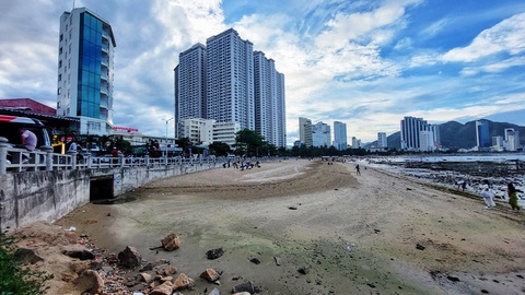 Tắm biển Hòn Chồng Nha Trang dân kêu bị mẩn ngứa, vì sao?- Ảnh 4. Một trong các họng cống (bên phải) thoát nước đổ ra biển tại khu vực bãi biển Hòn Chồng Nha Trang (Ảnh chụp chiều 24-6-2024) - Ảnh: PHAN SÔNG NGÂN