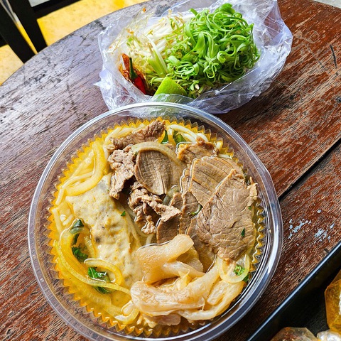 Michelin Guide nói thích gầu phở Khôi Hói, mắm ruốc Mặn Mòi, ốc nhồi Nhà Tú…- Ảnh 7. Bún bò Huế 14B chủ yếu bán online - Ảnh: Michelin Guide