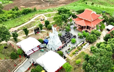 70 năm trận Đak Pơ: Trung đoàn mới thành lập đánh tan một binh đoàn tinh nhuệ quân Pháp- Ảnh 1. Lễ kỷ niệm 70 năm chiến thắng Đak Pơ tại Đền tưởng niệm liệt sĩ và tượng đài chiến thắng trận Đak Pơ ngày 24-6 - Ảnh: T.H.G.L