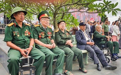 70 năm trận Đak Pơ: Trung đoàn mới thành lập đánh tan một binh đoàn tinh nhuệ quân Pháp- Ảnh 5. Những cựu chiến binh năm xưa tìm về thắp nhang cho đồng đội tại buổi lễ tưởng niệm - Ảnh: S.T.