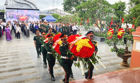 70 năm trận Đak Pơ: Trung đoàn mới thành lập đánh tan một binh đoàn tinh nhuệ quân Pháp- Ảnh 3. Các đơn vị quân đội thuộc Quân khu V dâng vòng hoa viếng các anh hùng liệt sĩ đã hy sinh trong trận Đak Pơ - Ảnh: S.T.