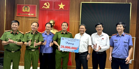 Đường dây cá độ bóng đá 1.000 tỉ trong mùa Euro bị triệt phá thế nào?- Ảnh 3. Lãnh đạo quận Hải Châu trao thưởng nóng đội cảnh sát hình sự Công an quận - Ảnh: H.B.