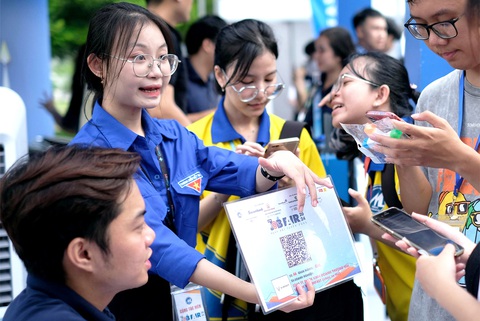 Sinh viên Trường ĐH Tài chính - Marketing tìm hiểu cơ hội việc làm tại Ngày hội tuyển dụng tích hợp - Job Fair UFM 2024 - Ảnh: VŨ THỦY Sinh viên Trường ĐH Tài chính - Marketing tìm hiểu cơ hội việc làm tại Ngày hội tuyển dụng tích hợp - Job Fair UFM 2024 - Ảnh: VŨ THỦY
